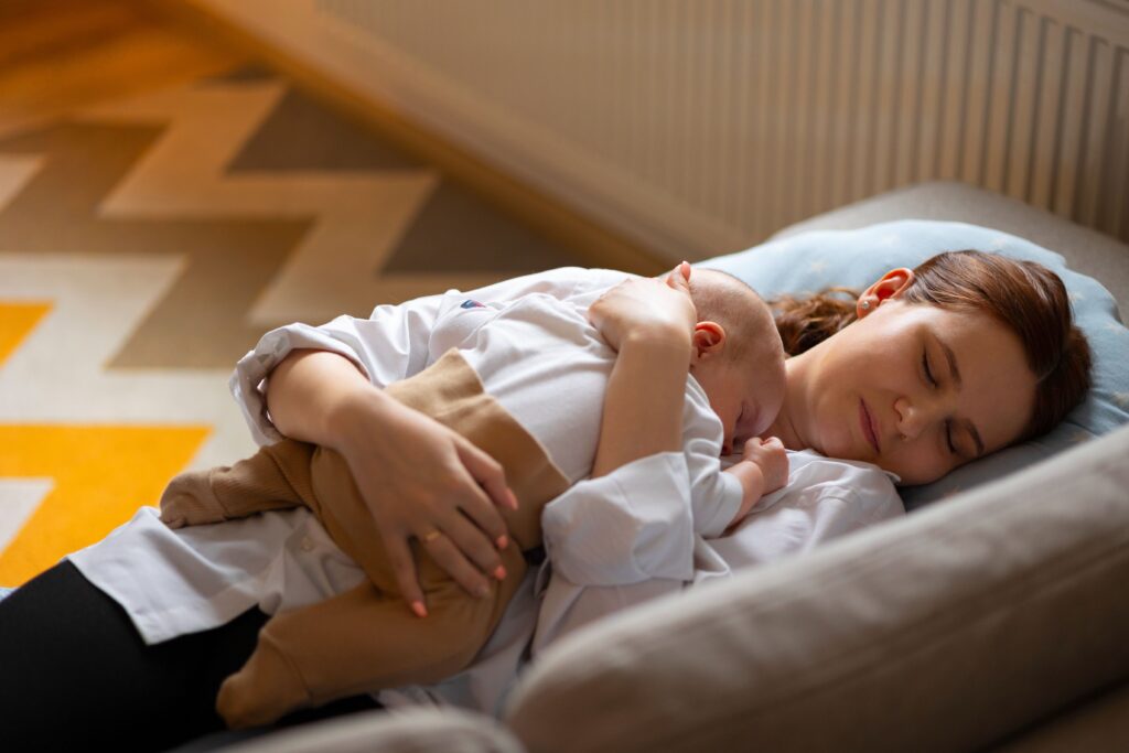 dormir repos allongé détente bébé allaitement maman nouveau né maison couple
